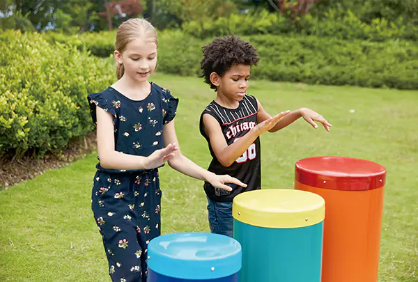 Precauzioni per l'uso di attrezzature per il parco giochi per bambini all'aperto nelle aree residenziali